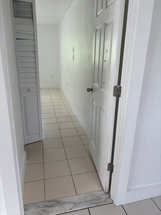 Building Photo - 10310 SW 34th St Unit Efficency in Westchester área