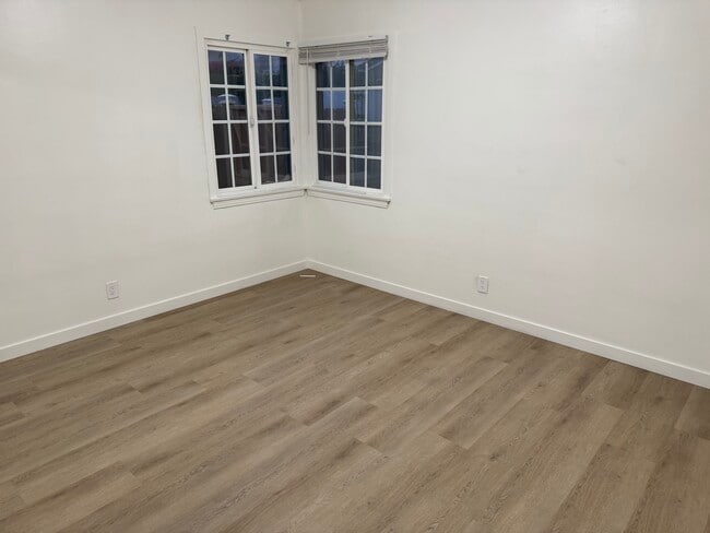 Large bedroom - 10934 Charnock Rd Unit Charnock