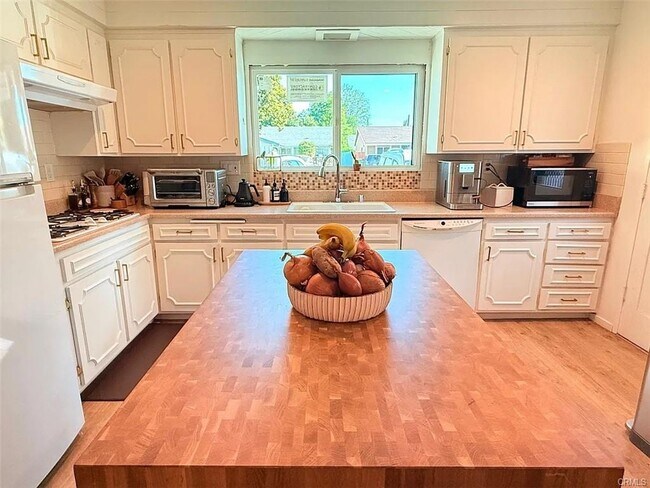 Photo - 19921 Blythe St Casa