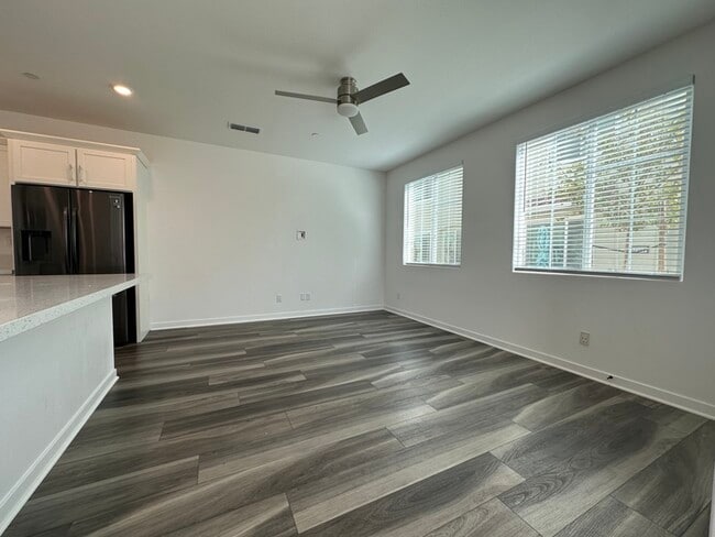 Photo - Gorgeous 3 Bedroom 2.5 Bathrooms Unit 53101