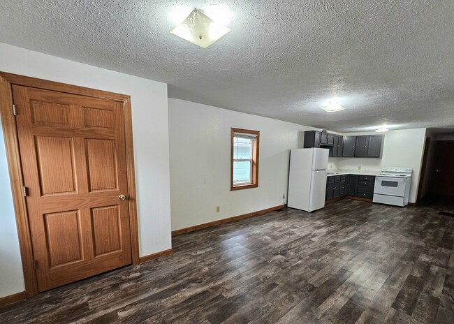 Living Room Area 11.3x19 - 933 Capital Ave NE