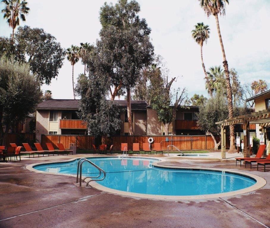 Americana Warner Center Apartments For Rent In Canoga Park Ca Forrent Com