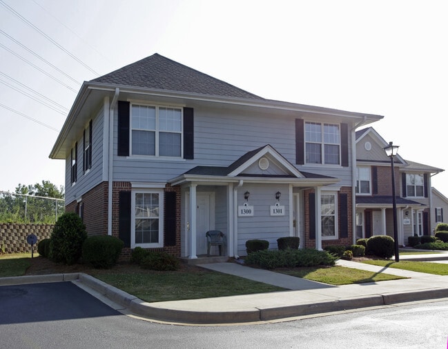 Magnolia Place Apartments - Building Exterior