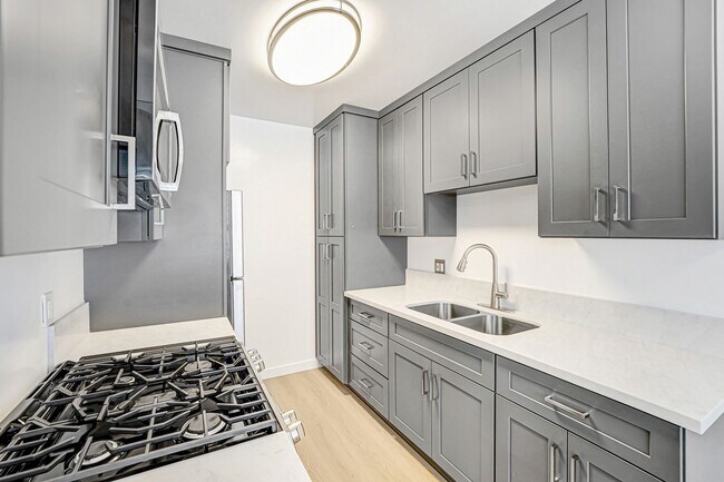 Photo - 844 5th St, steps to Montana Ave, 5 blocks to the beach!