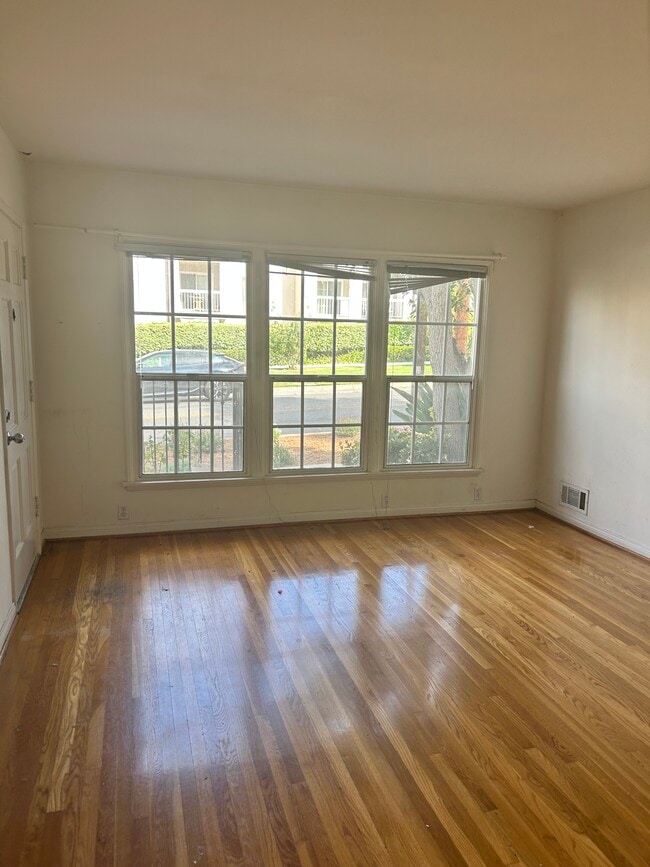 Building Photo - 4303 Beverly Glen Blvd Unit 4303 Rental