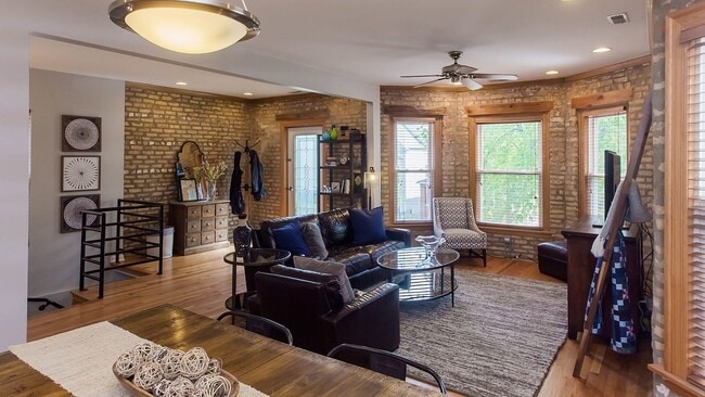 entryway and living room - 3436 N Ridgeway Ave Unit 3436 N Ridgeway #2