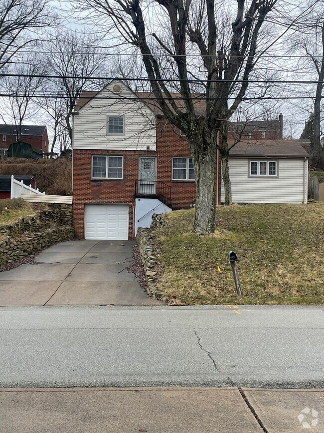 Building Photo - Available NOW! 4 Bed 2 Full Bath House