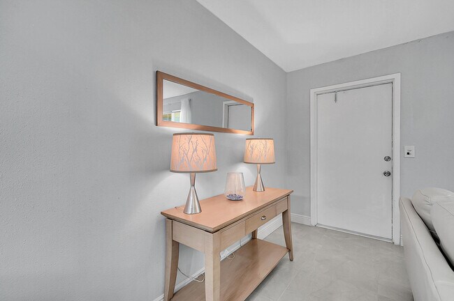 Photo - 646 Flanders N Unidad N