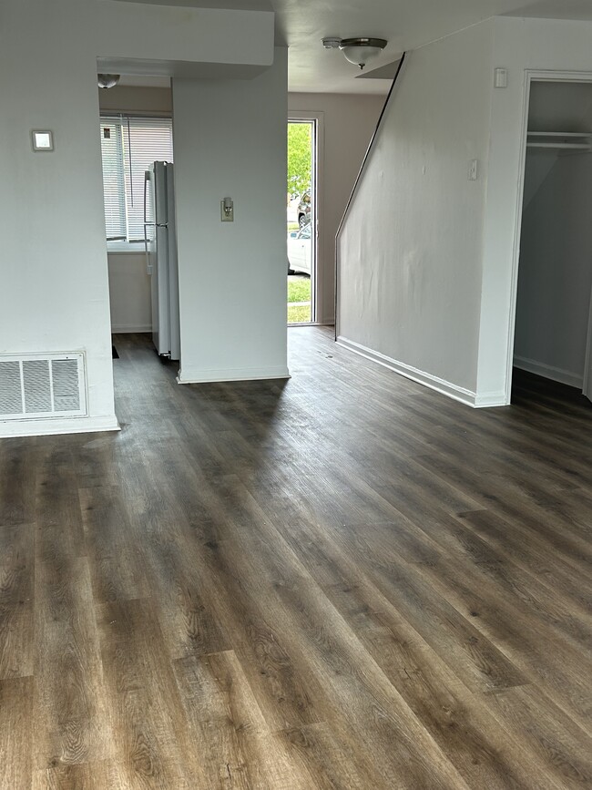 Área de estar con pisos mejorados - Oak Hill Townhomes