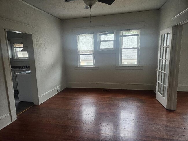 dining room - 703 W Markham Ave