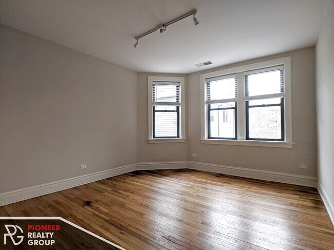 Building Photo - 2227 W Wilson Ave Unit 2231-2