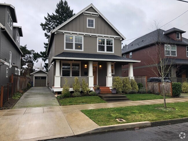Building Photo - Gorgeous, modern craftsman 3+ bedroom, 3 b... Rental