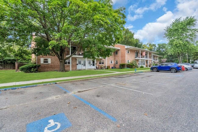 Colonial Court Apartments