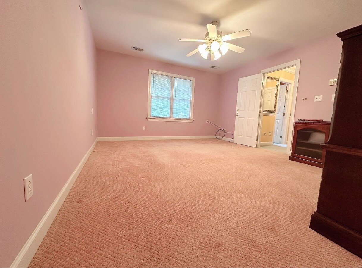 Photo - 100 Steep Bank Dr