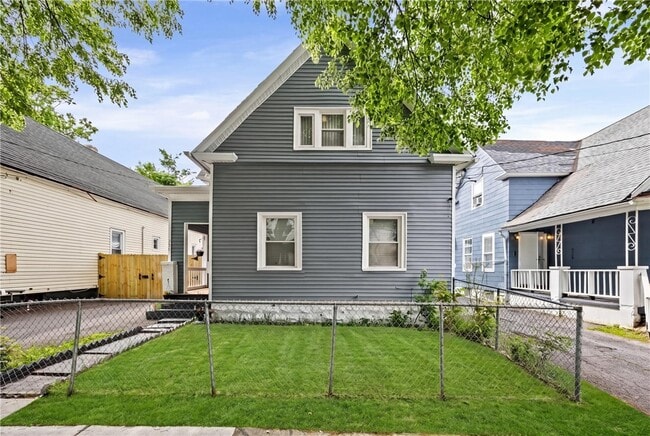 Building Photo - 325 1st St