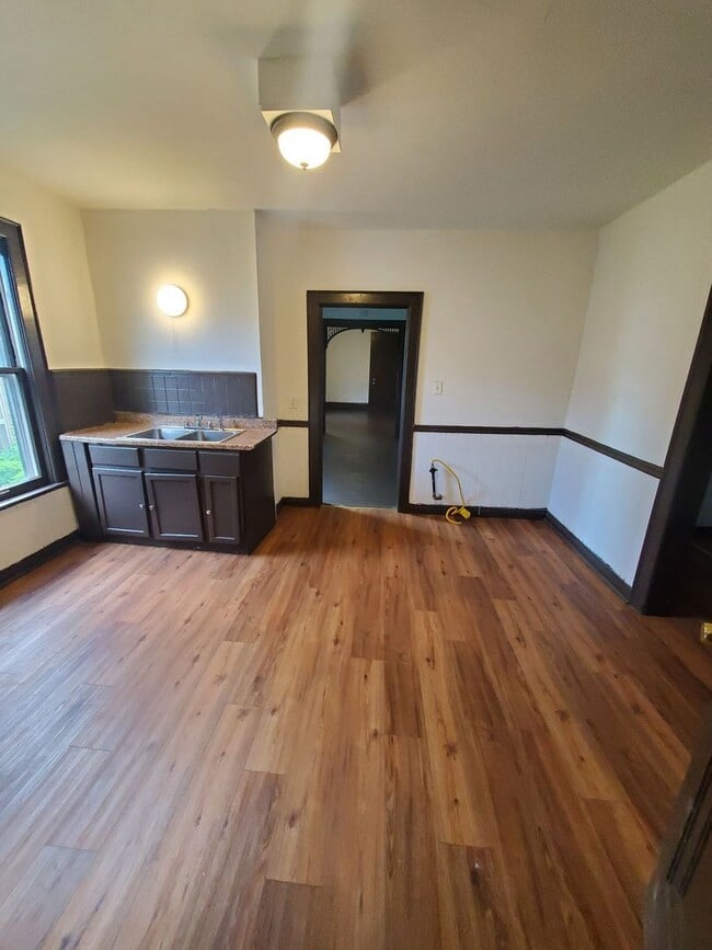 Building Photo - 2106- 2106A W Keefe Ave Rental