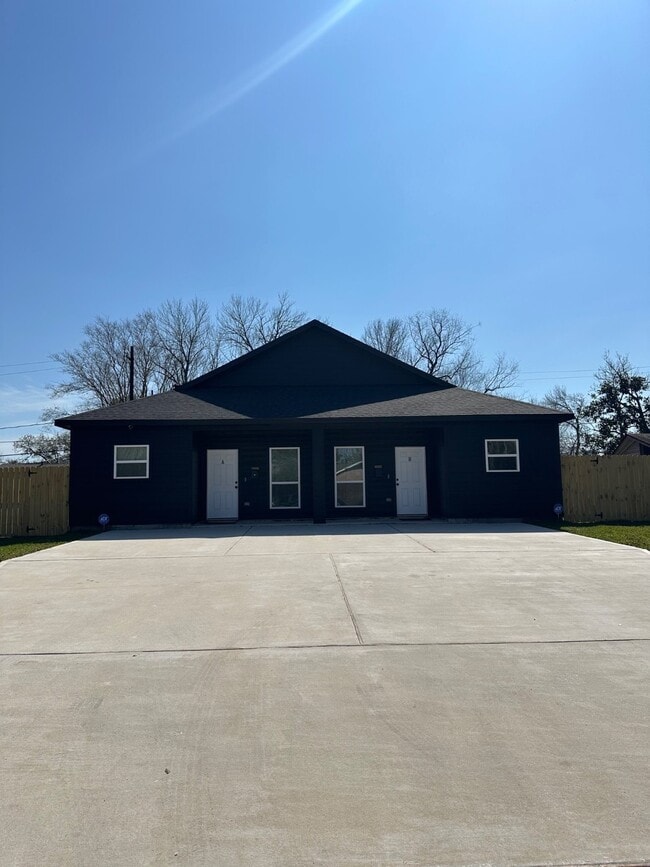 Building Photo - 5774 Heron Dr Rental
