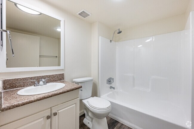 2BR, 2BA - 900SF - Bathroom