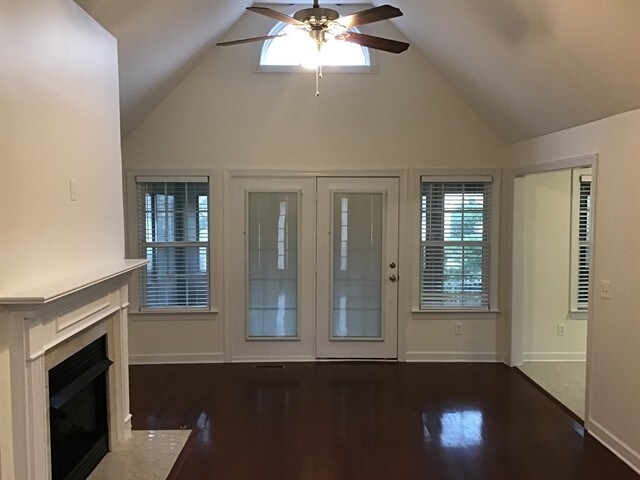 Photo - 560 Summit Way