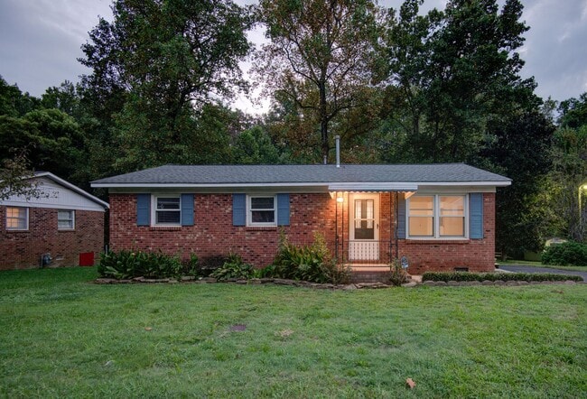 Building Photo - COMING SOON! Charming 3 Beds and 1 Bath Ra... Rental