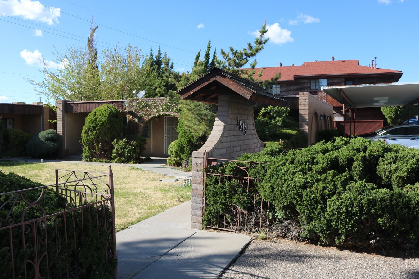 Apartments Near UNM - Los Arcos Apartments