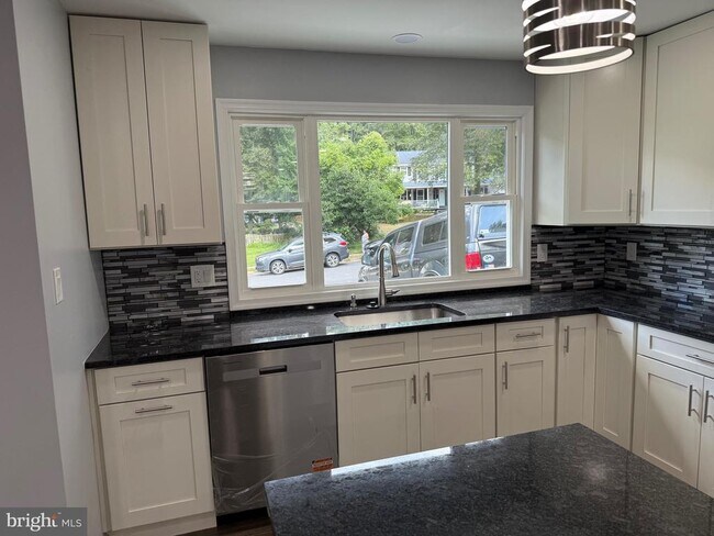 Photo - 7810 Newington Woods Dr