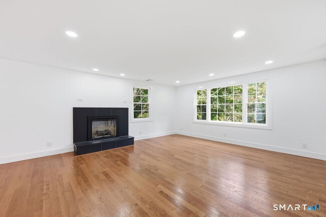 Photo - 751 W Avon Rd