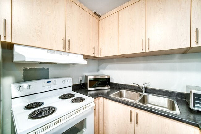 Building Photo - 5222-5222 Green St Unit 44