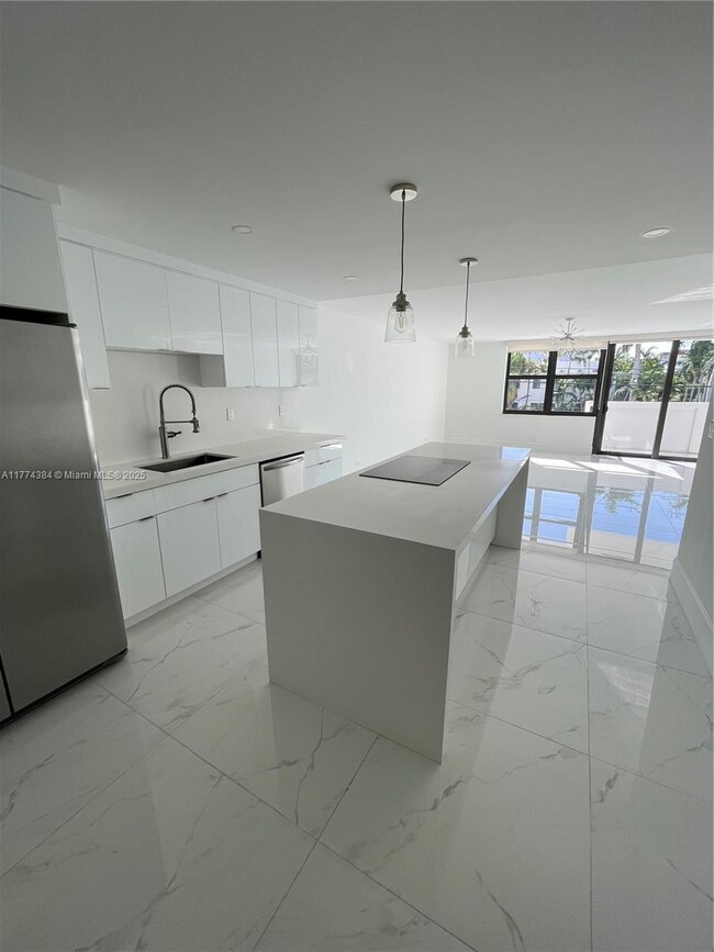 Building Photo - 10101 E Bay Harbor Dr Unit # 201 Rental