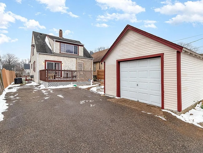 Photo - 1139 Maryland Ave E