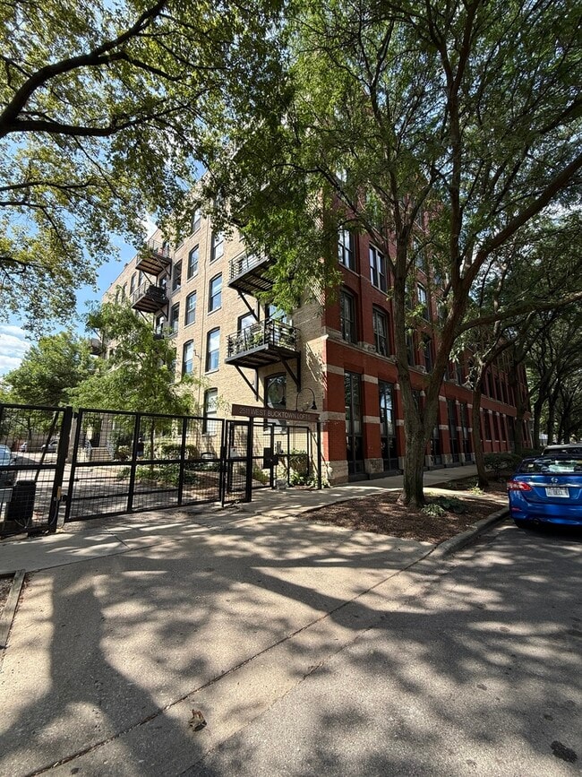Building Photo - 2511 W Moffat St Unit 201