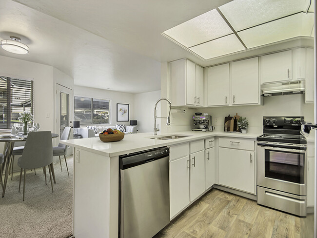 Kitchen - Creekside Village Apartments