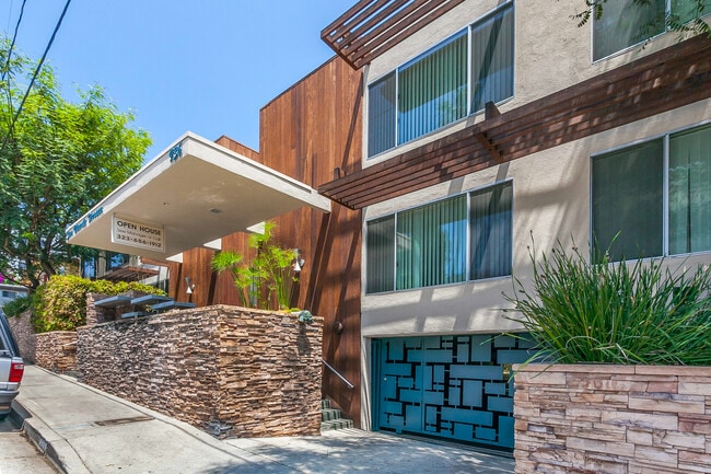 Building Photo - 938 San Vicente Blvd Unit 8