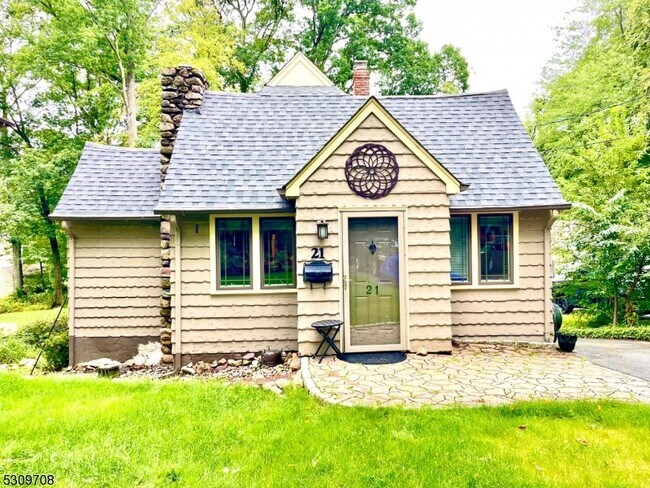 21 Crestwood Dr