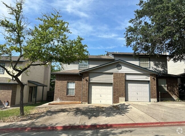 Building Photo - 3 BD/2.5 BA AVAILABLE IN GATED COMMUNITY I... Rental