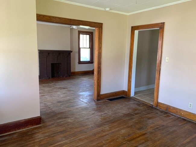 Photo - Large 3 bedroom house with fenced in backyard