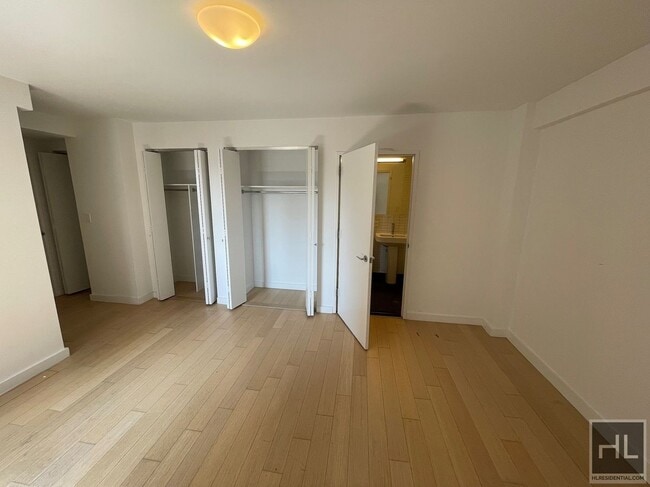 Building Photo - MASSIVE Murray Hill 3 Bed 2 Bath - WON'T L... Rental