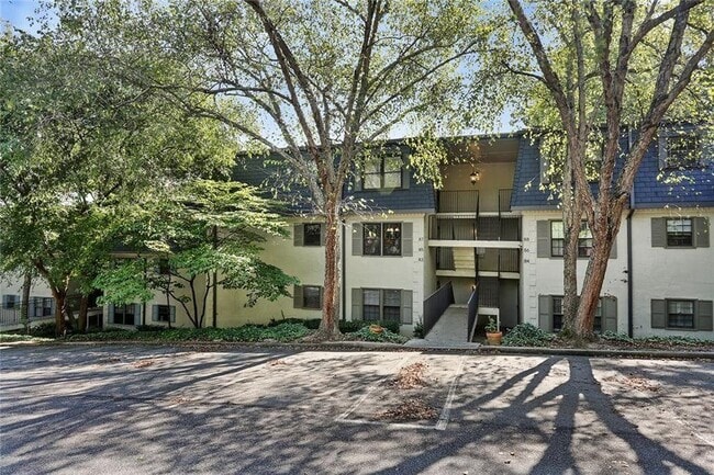 Photo - 82 Montre Square NW
