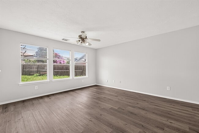 Photo - 19451 Nasworthy Dr