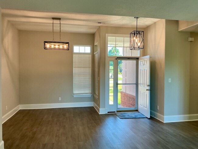 Entrada de la casa y comedor - 546 Stonemason Dr