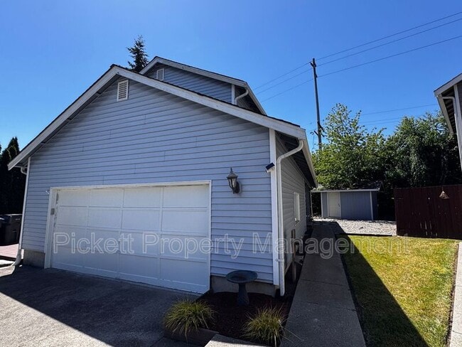 Photo - 600 NE Flagstone Ln