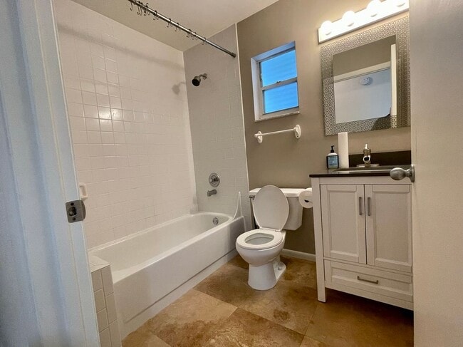 Photo - 654 Manor Dr