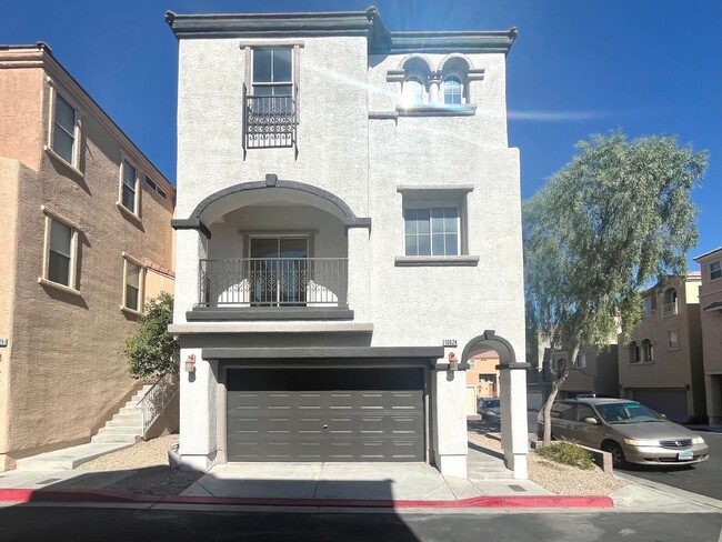 Building Photo - Spacious Tri-Level Home with 4 Bedrooms & ...