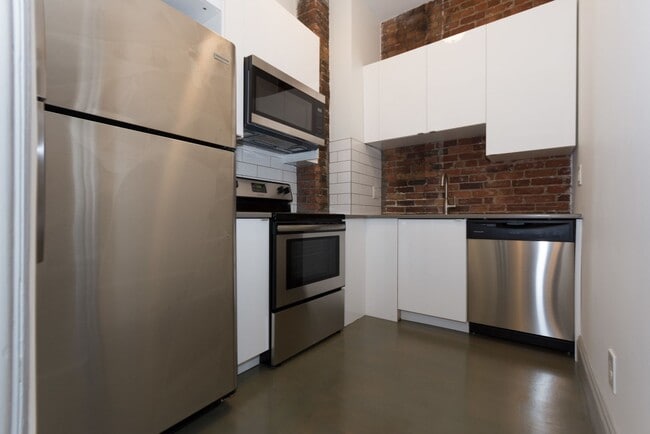 Building Photo - Back Bay 2 bed/1.5 bath next to Berklee on Belvidere St for September 1st!  Renovated, Heat/Hot W...