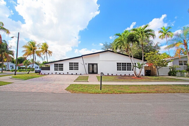 Building Photo - 17600 NE 2nd Ct Rental