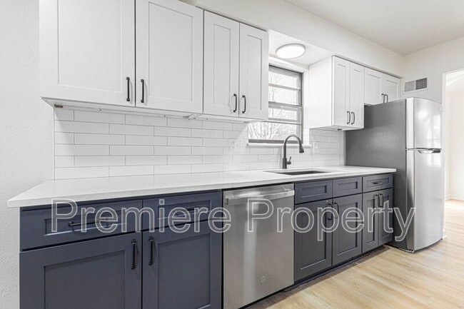 Photo - 705 NW Buckingham Pl