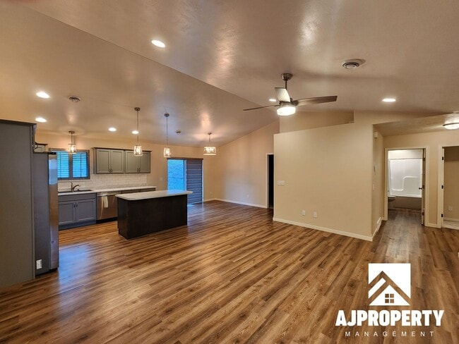 Building Photo - 3-bedroom 2-bathroom townhome