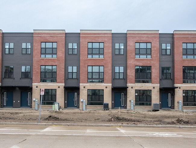 Building Photo - 382 Summit Cir