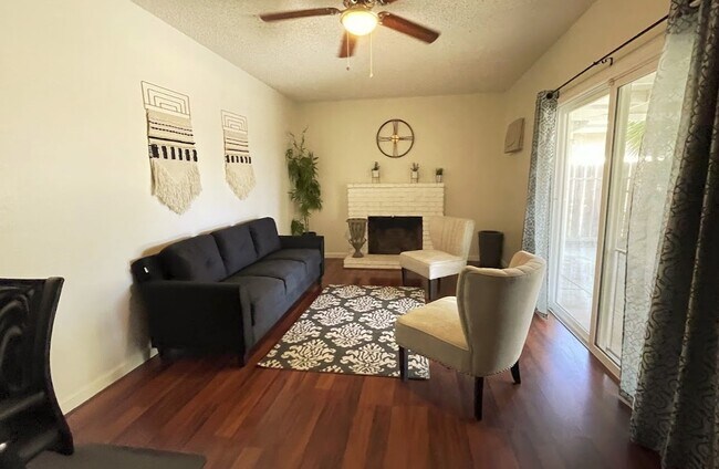 Second Living Room - 698 W. Ashcroft Ave