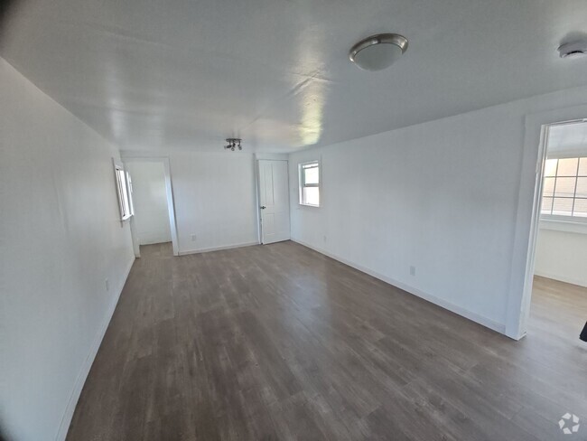 Building Photo - 201 W 46th St Unit 203 1/2 Rental